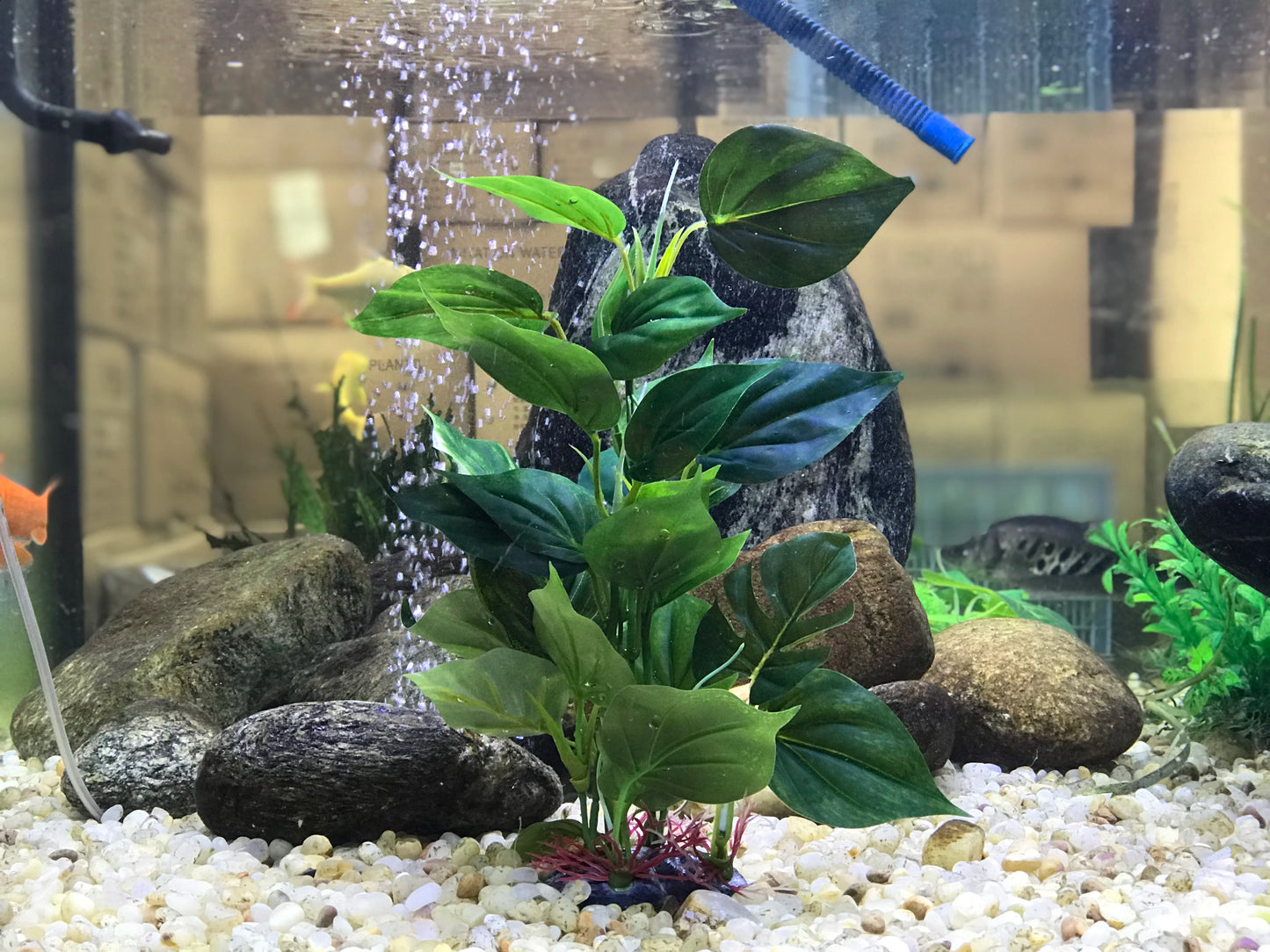 Artificial Aquarium Plant with Large Green Leaves – Realistic Fish Tank Decoration for Freshwater & Tropical Aquariums